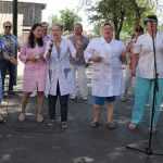 Брянским медикам к празднику подарили 40 тысяч масок и концерт «Стожаров»