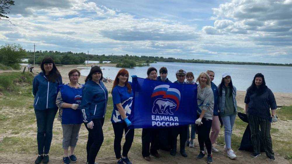 Бежицкие единороссы в День эколога провели субботник на озере Орлик