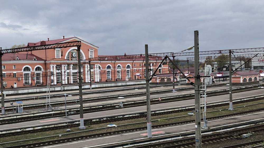 Вандалы разбили стекло новых остановок на вокзале Брянск-Орловский