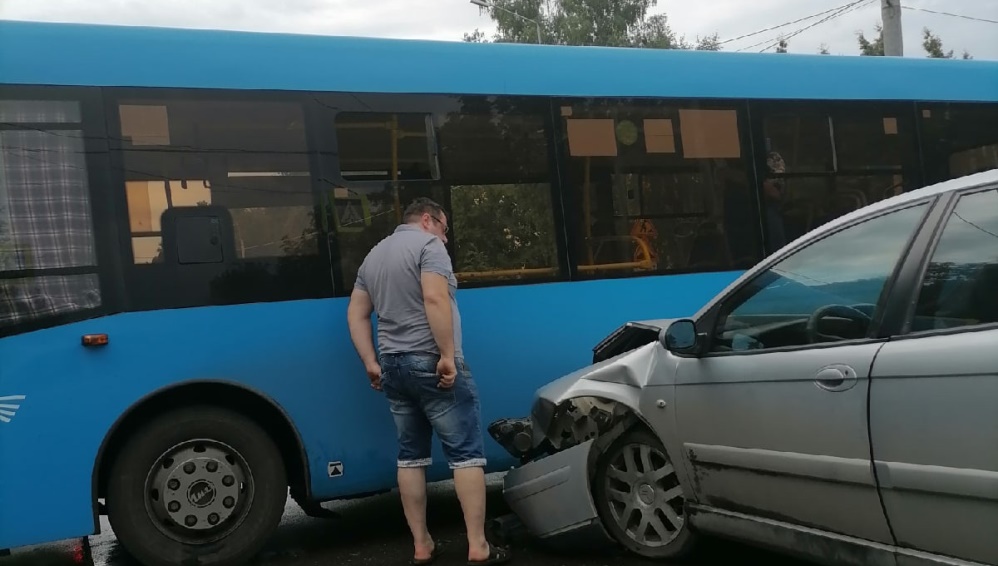 В Бежицком районе Брянска легковушка протаранила автобус № 25