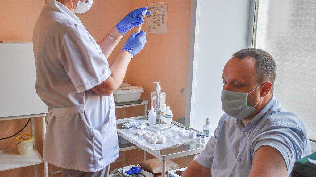 В Брянскую область доставили 7110 доз вакцины «ЭпиВакКорона»