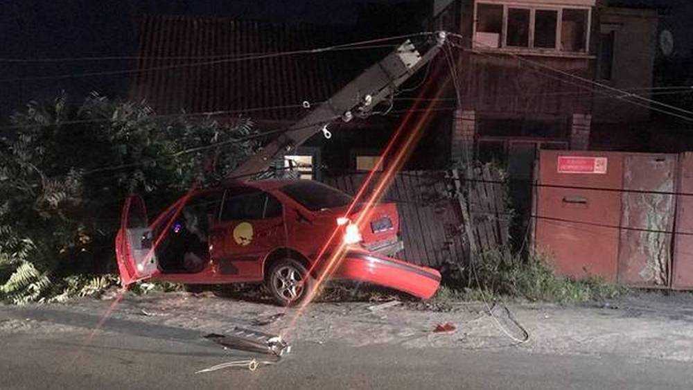 В брянском поселке Бордовичи водитель автомобиля врезался в столб