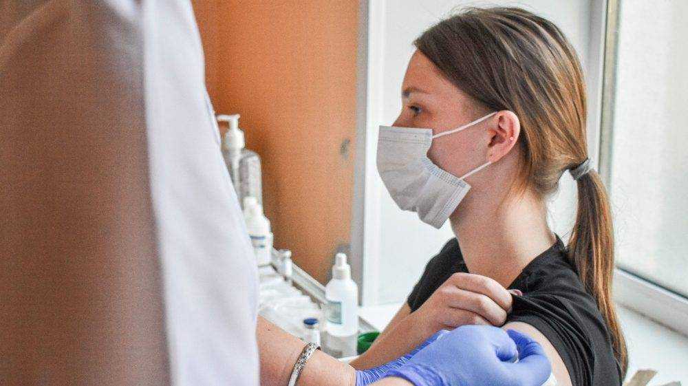 Из-за отказа от прививки отстранили от работы 75 курских бюджетников