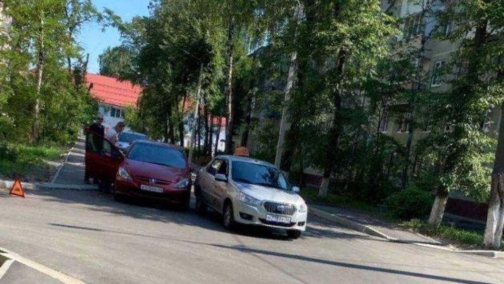 В Брянске городское такси попало в ДТП на улице Бузинова