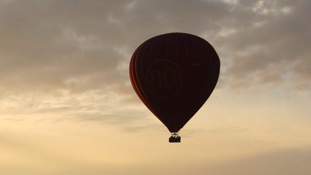 Жителей брянского поселка удивил летающий воздушный шар
