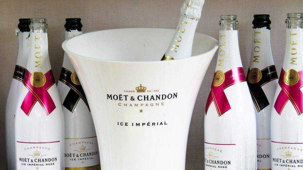 Производитель Moet Hennessy приостановит поставки шампанского в Россию