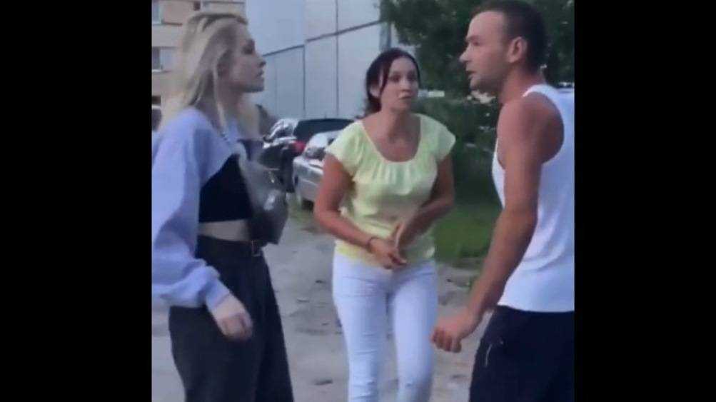 В Добруни Брянской области сняли видео схватки женщин с пьяным дебоширом