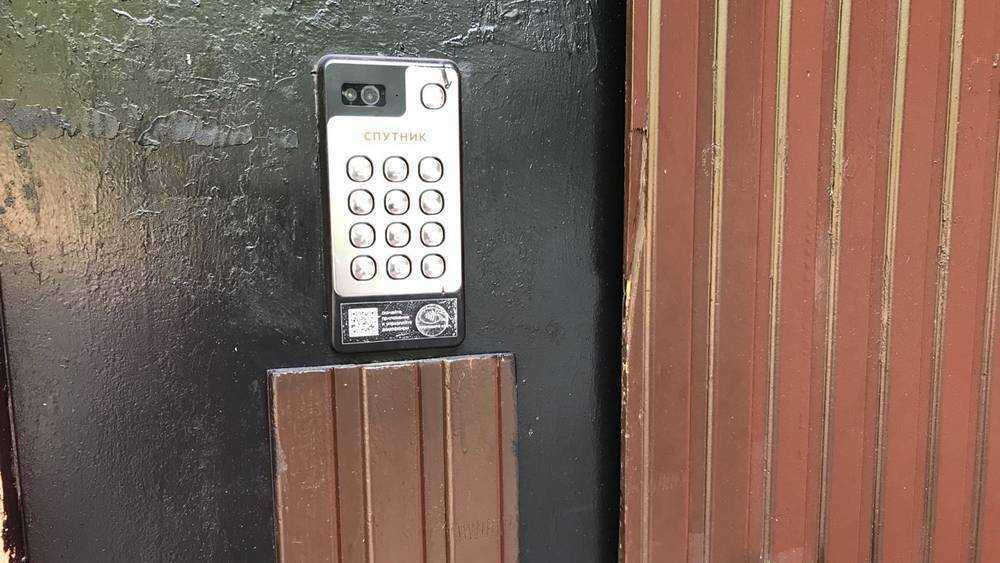 В Брянске жильцам многоэтажного дома незаконно начислили плату за домофон