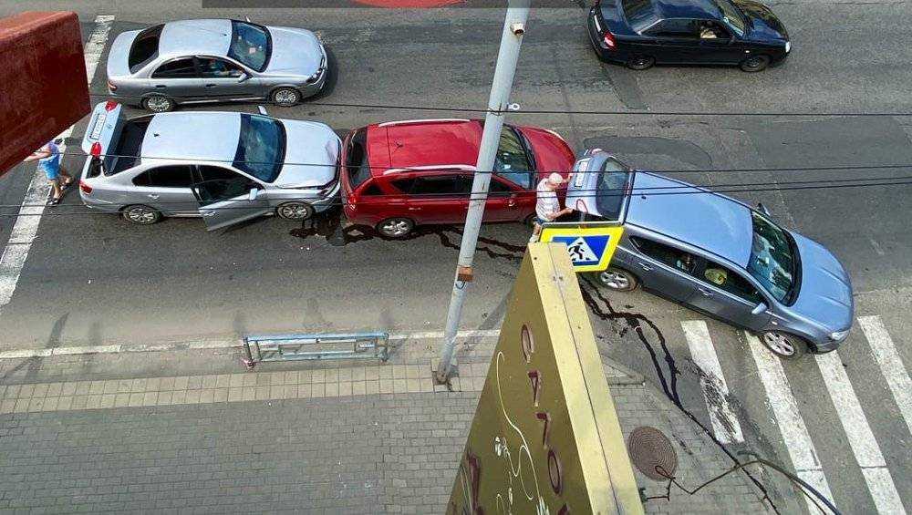 В Брянске на набережной произошло ДТП с участием трёх автомобилей