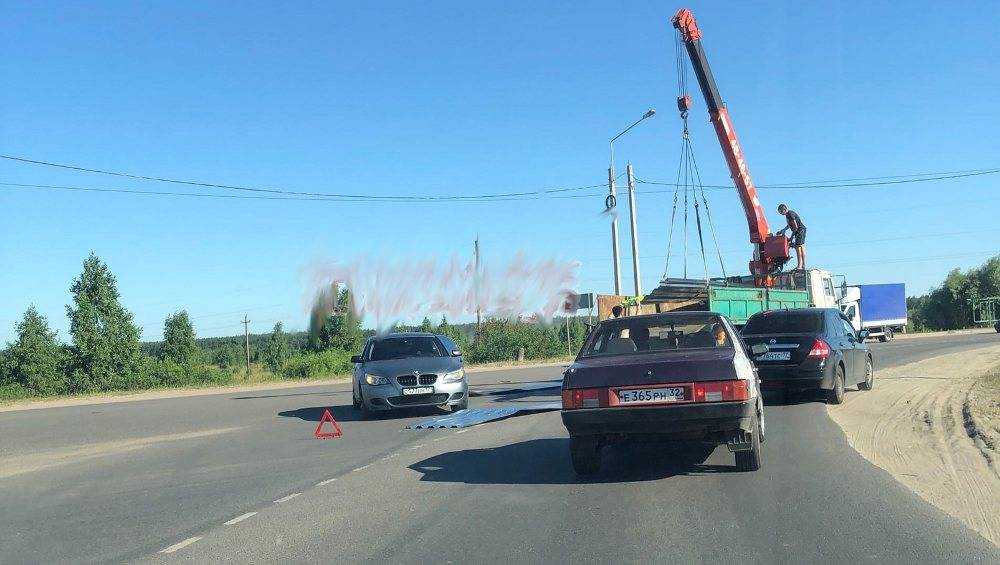 В Брянске на дороге с грузовика упали на легковой BMW профлисты