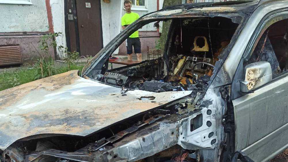 В 10-м микрорайоне Брянска ночью сгорел автомобиль