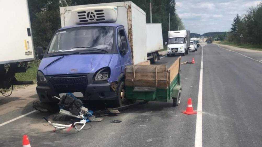 Под Брянском фургон ГАЗ врезался в мотоболок – пострадали два человека