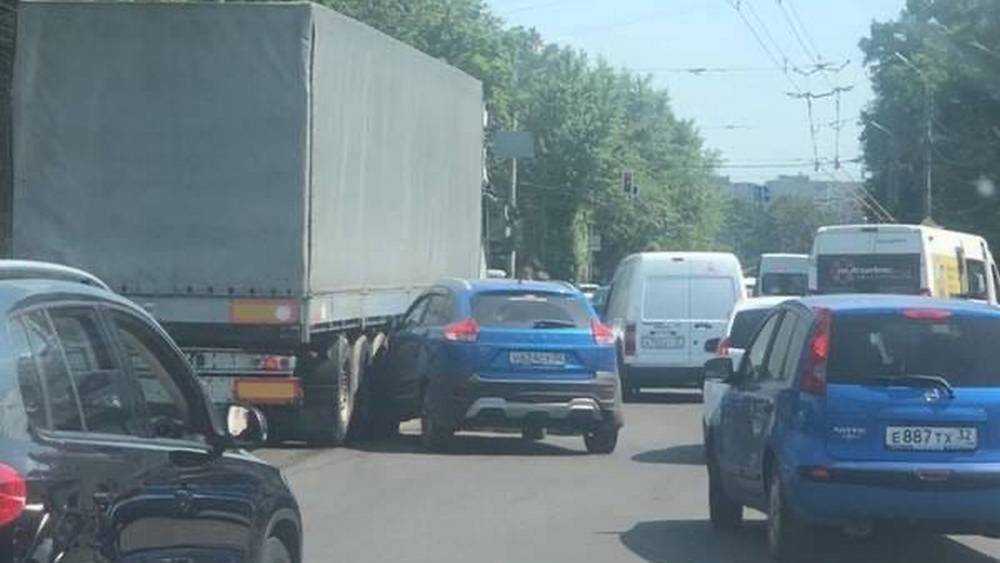 В Брянске возле автовокзала водитель легковушки нанес боковой удар фуре