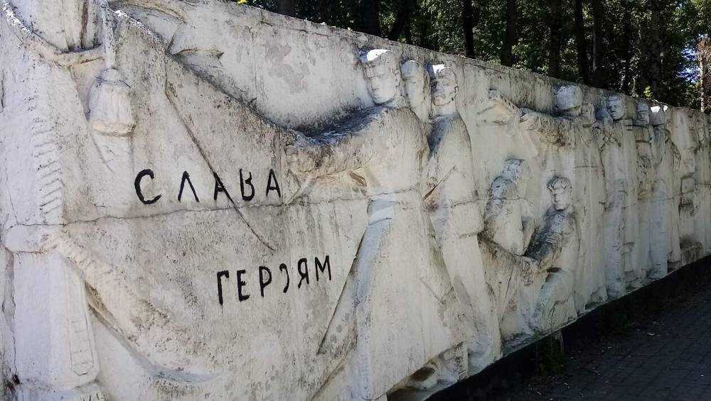 В Брянске призвали привести в порядок памятник Воинам-сталелитейщикам