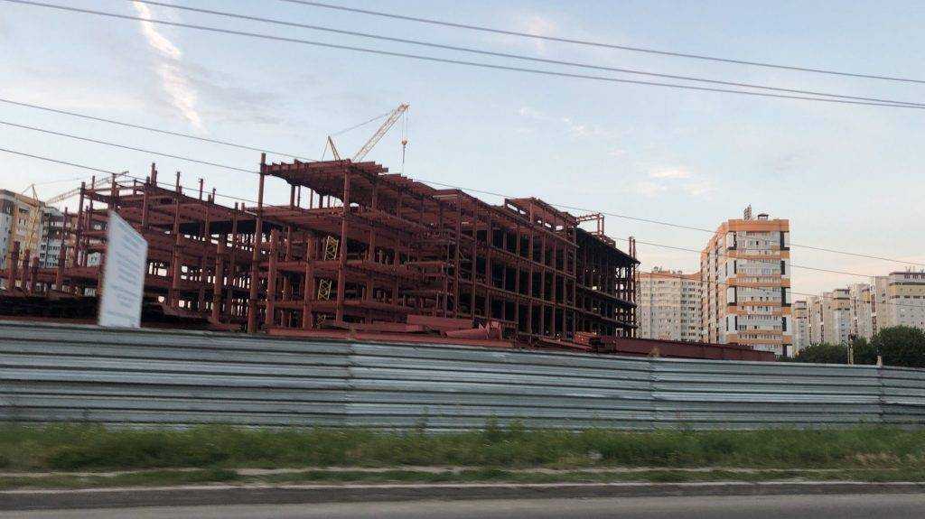 Огромный ТРЦ «МегаГринн» в Брянске окружили строительной техникой