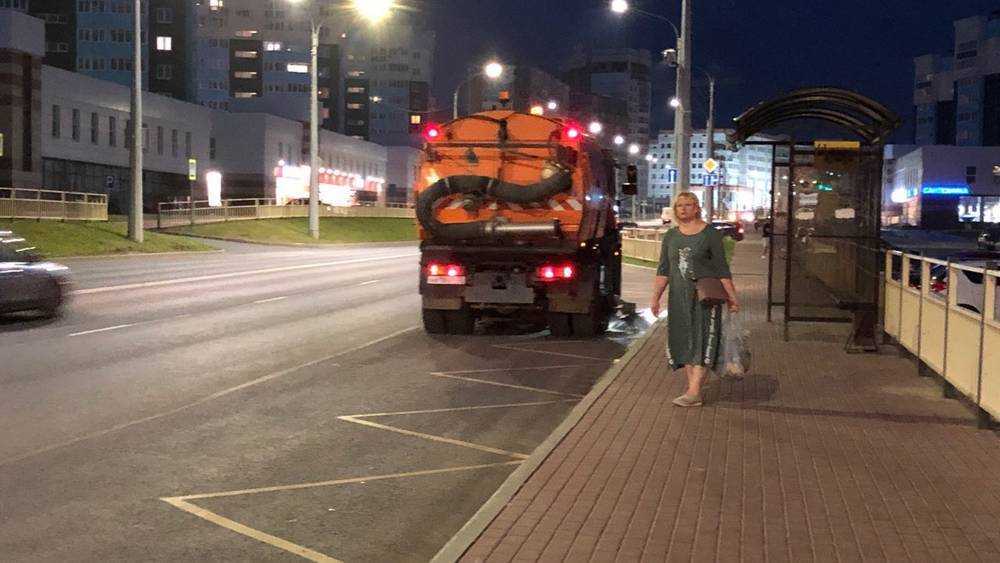 В Брянске отладили влажную уборку дорог в вечернее время