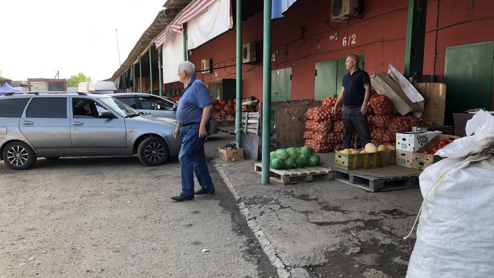 Азербайджанцы на овощном рынке в Брянске пожаловались на низкие доходы торговли