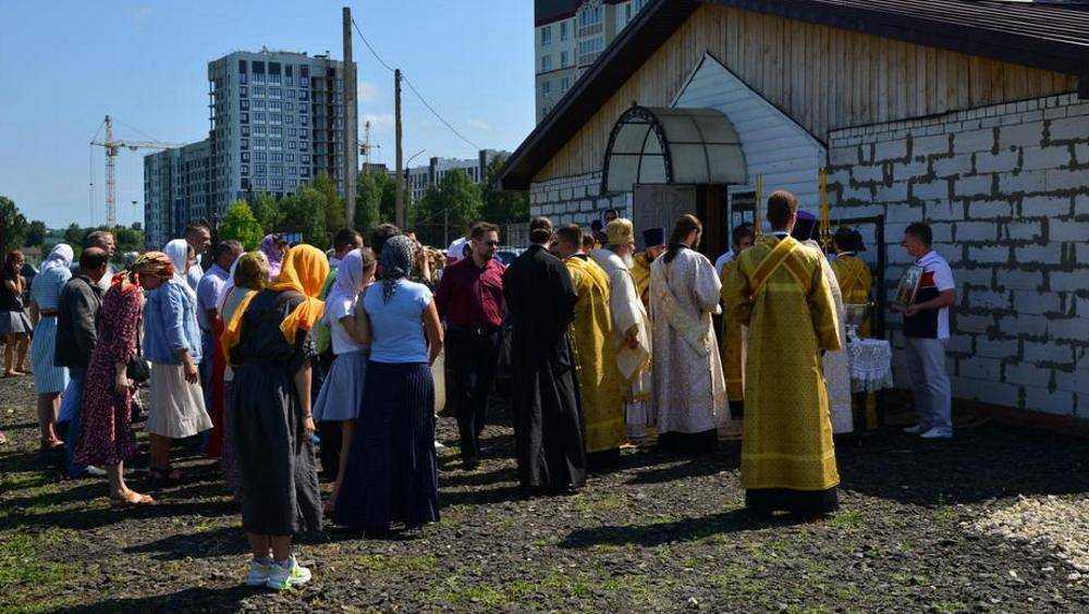 Брянский митрополит Александр освятил колокола храма в старом аэропорту