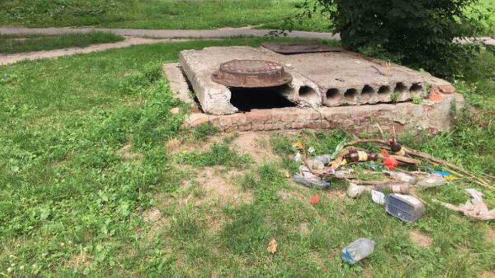 Жители Брянска пожаловались на опасный люк и мусор на детской площадке