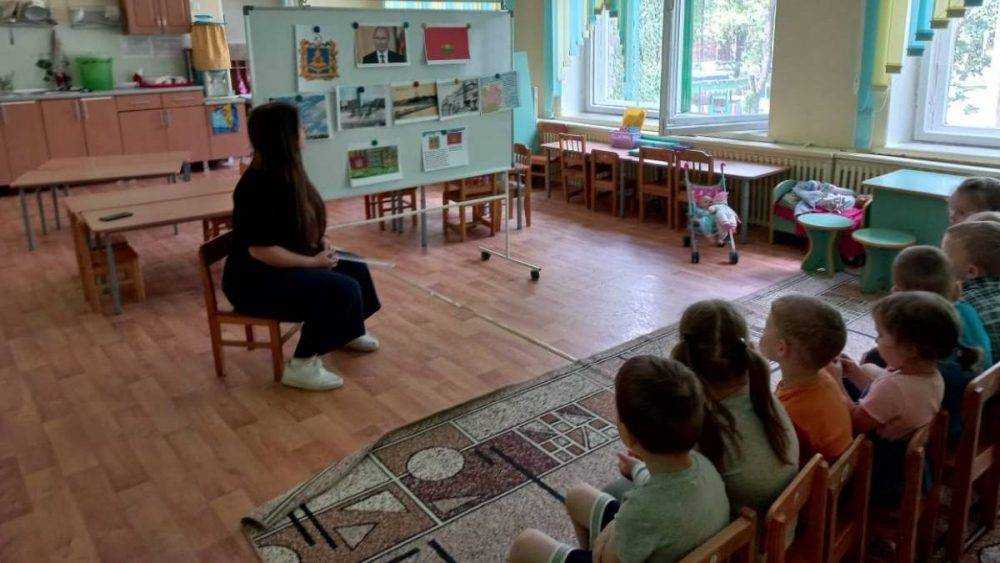 В день образования Брянской области партийные активисты рассказали о родном крае самым маленьким