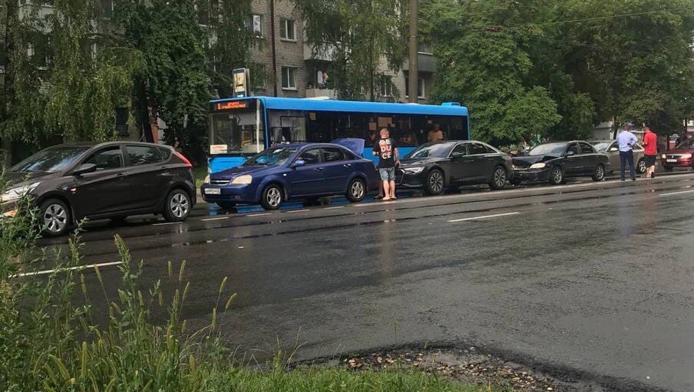 В Брянске четыре автомобиля попали в массовое ДТП «паровозиком»