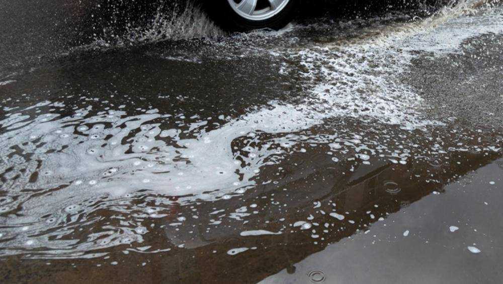 В Брянске после дождя людей встревожила белая пена на дорогах