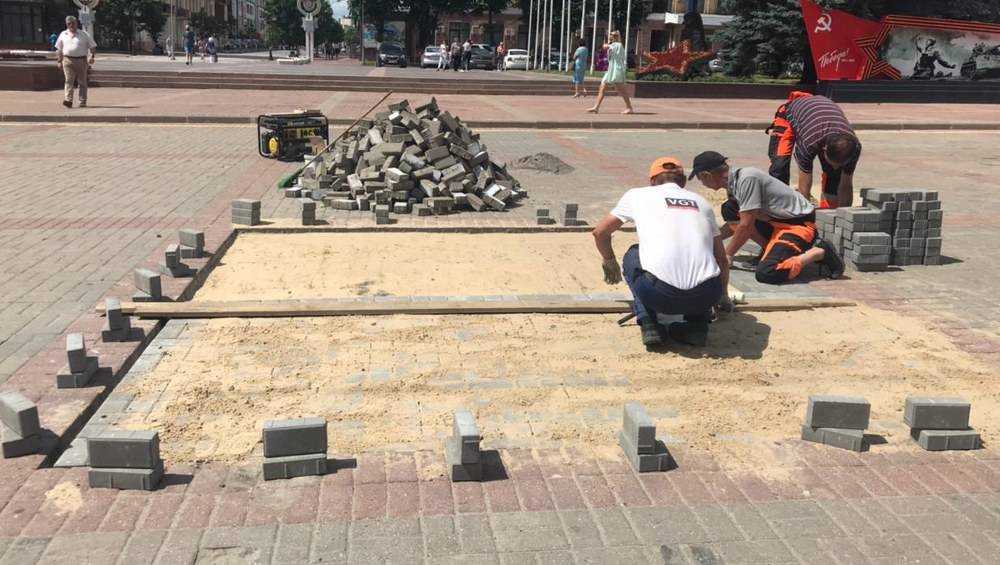 Власти Брянска решили заменить плитку на площади Ленина