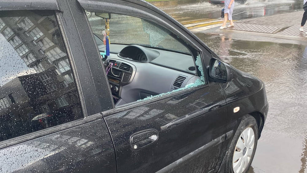 В Брянске в припаркованном автомобиле разбили стекло