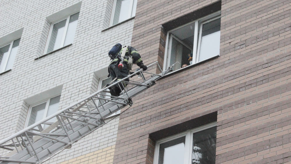 Жителей Брянска заинтриговали пожарные машины у здания облпрокуратуры