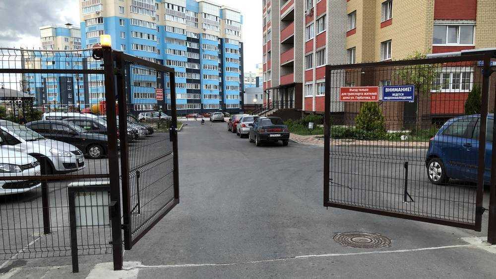 Жители Брянска получили тюремное счастье за железными заборами