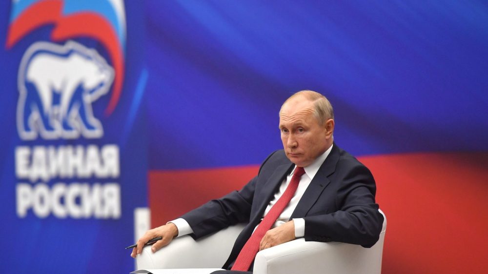 Путин поручил увеличить зарплаты силовикам