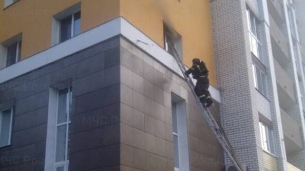В Брянске из горящего дома на улице Дуки спасатели эвакуировали 10 человек