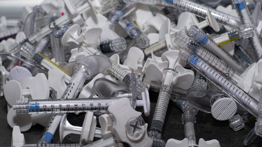 Немецкая медсестра повторила «подвиг» брянских медиков, выливших вакцину от коронавируса