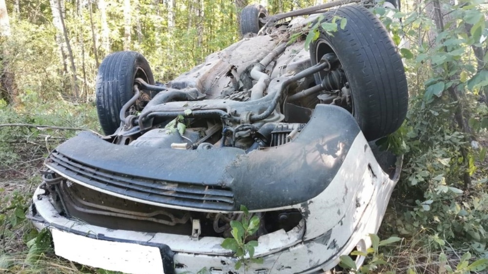 Под Климовом 37-летний водитель сломал рёбра в перевернувшемся Audi