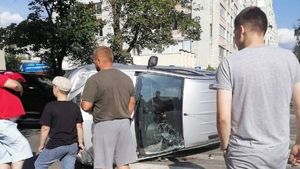 В Брянске в ДТП на улице Менжинского перевернулся автомобиль