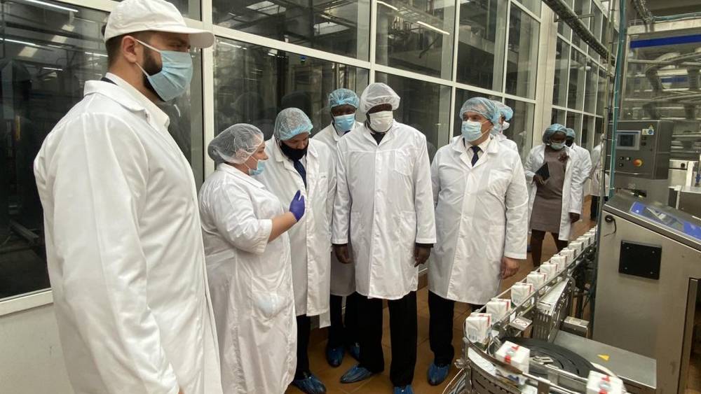 Посол Уганды осмотрел производство Брянского молочного комбината