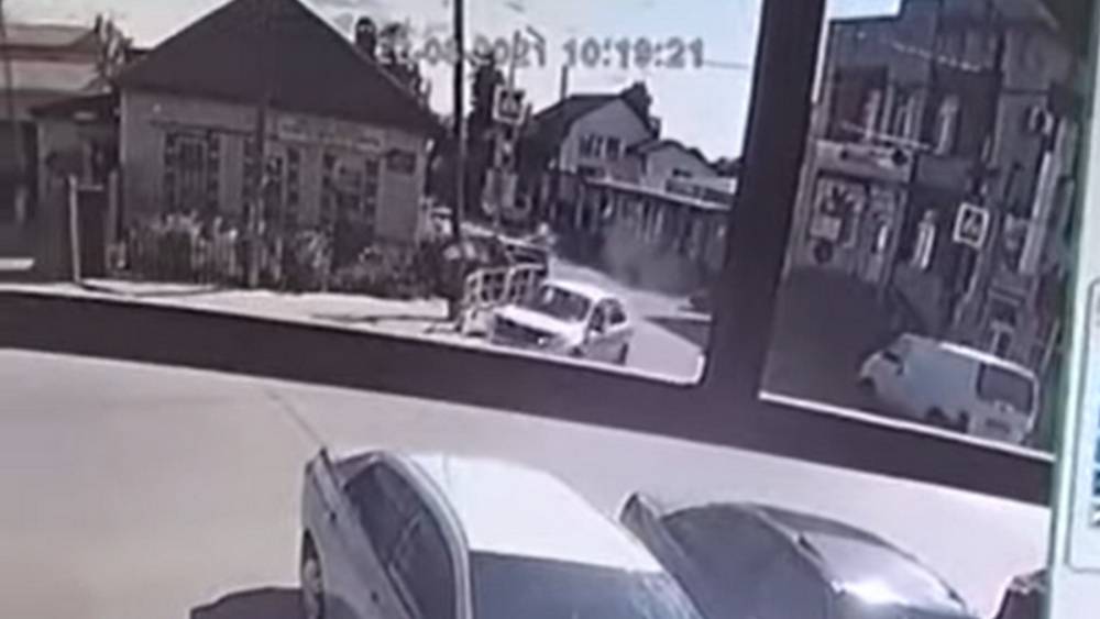 Появилось видео из Почепа, где автомобиль сбил людей на тротуаре