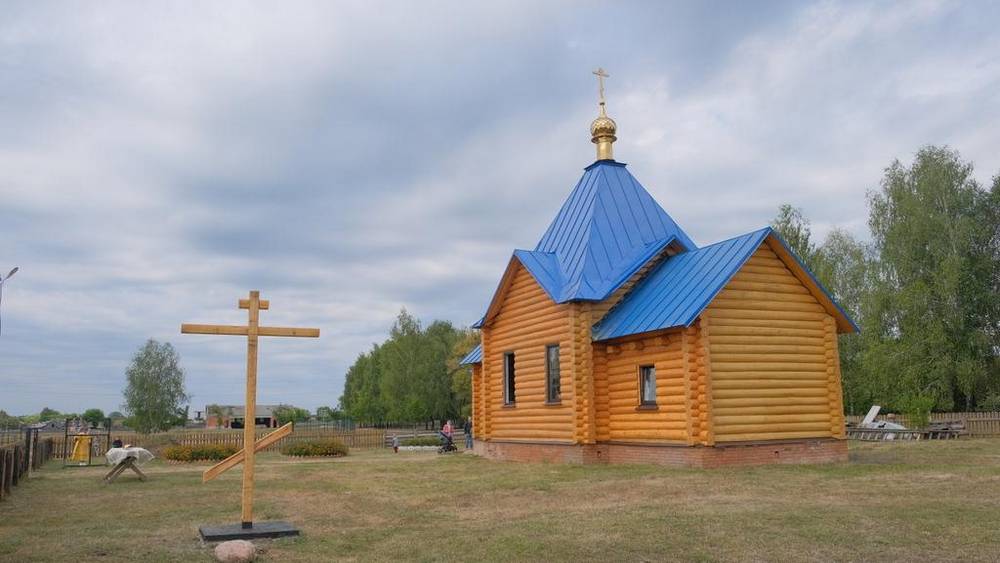 Брянский митрополит Александр освятил новый храм в Навлинском районе