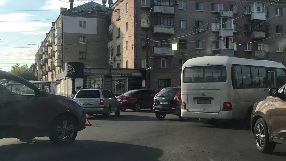На кольцевой развязке в Бежицком районе Брянска столкнулись 4 автомобиля
