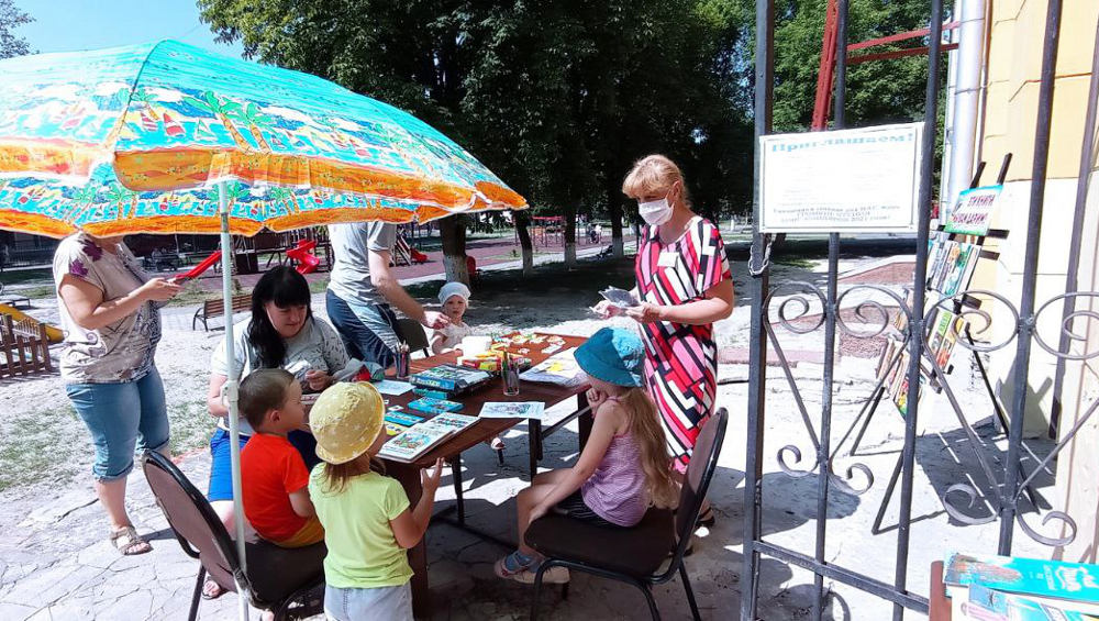 В Брянске в двух парках заработали летние библиотеки