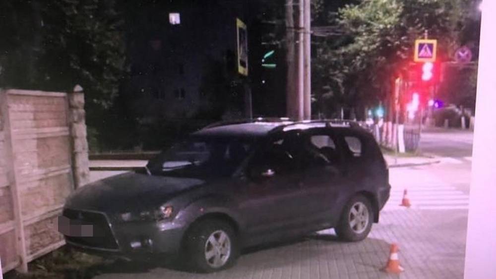 В Брянске 21-летняя девушка на автомобиле сбила стоявшего на тротуаре мужчину