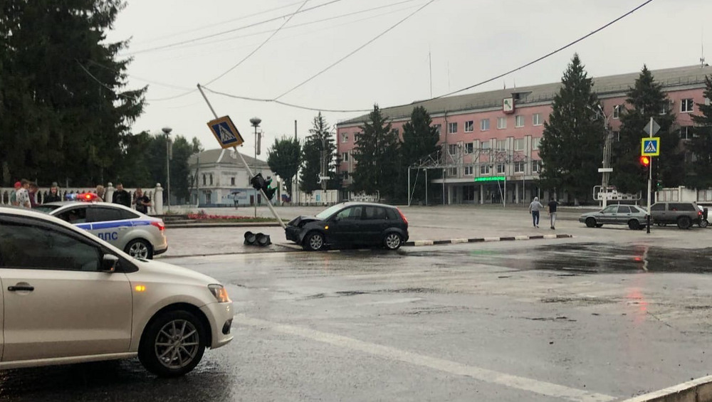 В центре Новозыбкова легковушка врезалась в светофор