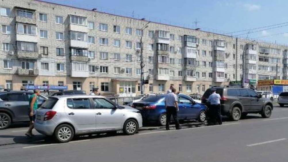 В Брянске в Фокинском районе столкнулись 3 легковых автомобиля