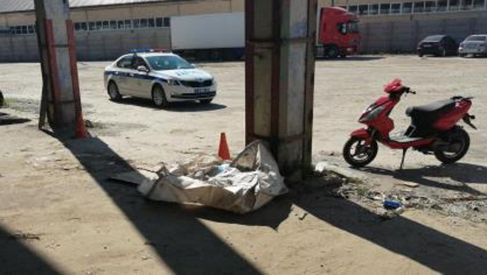В Брянске на территории складов мужчина упал со скутера и сломал челюсть