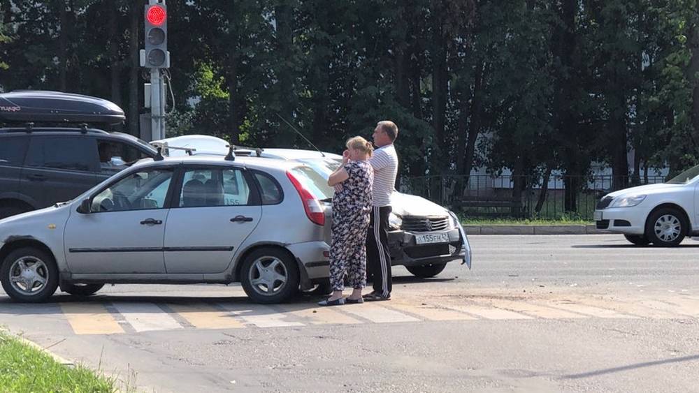 В Брянске на перекрестке возле «Линии» в ДТП попало такси