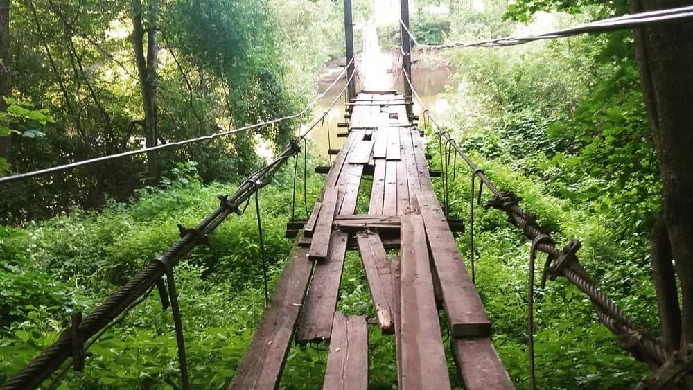 В Брянской области в селе Хотылёво разрушился деревянный подвесной мост