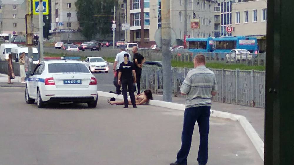 В Брянске скончалась 30-летняя женщина, раздевшаяся догола у гипермаркета