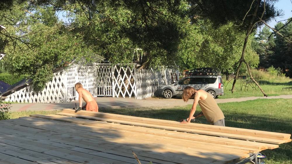 В Брянске в парке «Соловьи» развернулись молодые плотники