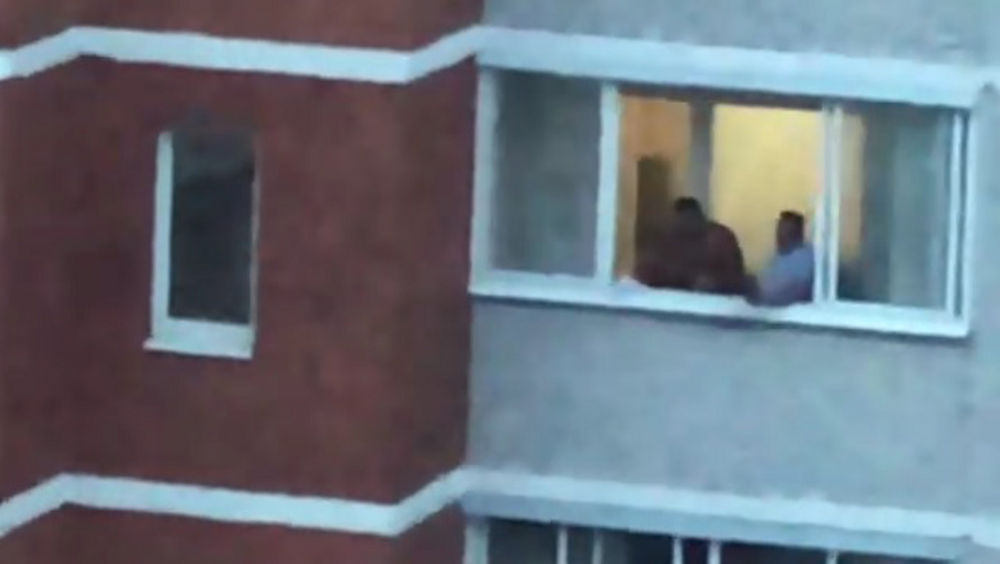 В Брянске в многоэтажке посреди ночи любители караоке устроили шумное веселье