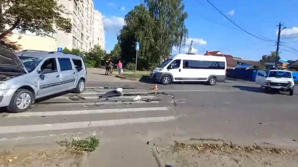 В Брянске на улице Менжинского столкнулись два легковых автомобиля